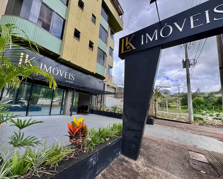 Fachada da LK Imóveis, com a placa grafite e dourada na Avenida Castelo Branco