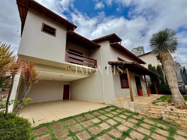 Casa de dois andares com varanda e jardim, no bairro Aclimação