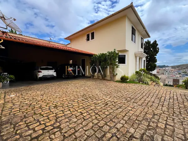 Casa de dois andares com telhado colonial e garagem, no bairro Aclimação