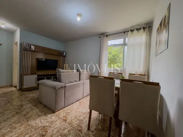 Sala de estar mobiliada com sofá e mesa de jantar, no bairro Vale do Sol